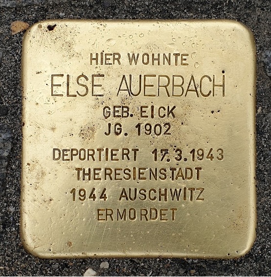 Foto von einem Stolperstein mit dieser Inschrift: Hier wohnte Else Auerbach, geborene Eick, Jahrgang 1902, deportiert am 19.03.1943 nach Theresienstadt, 1944 in Auschwitz ermordet