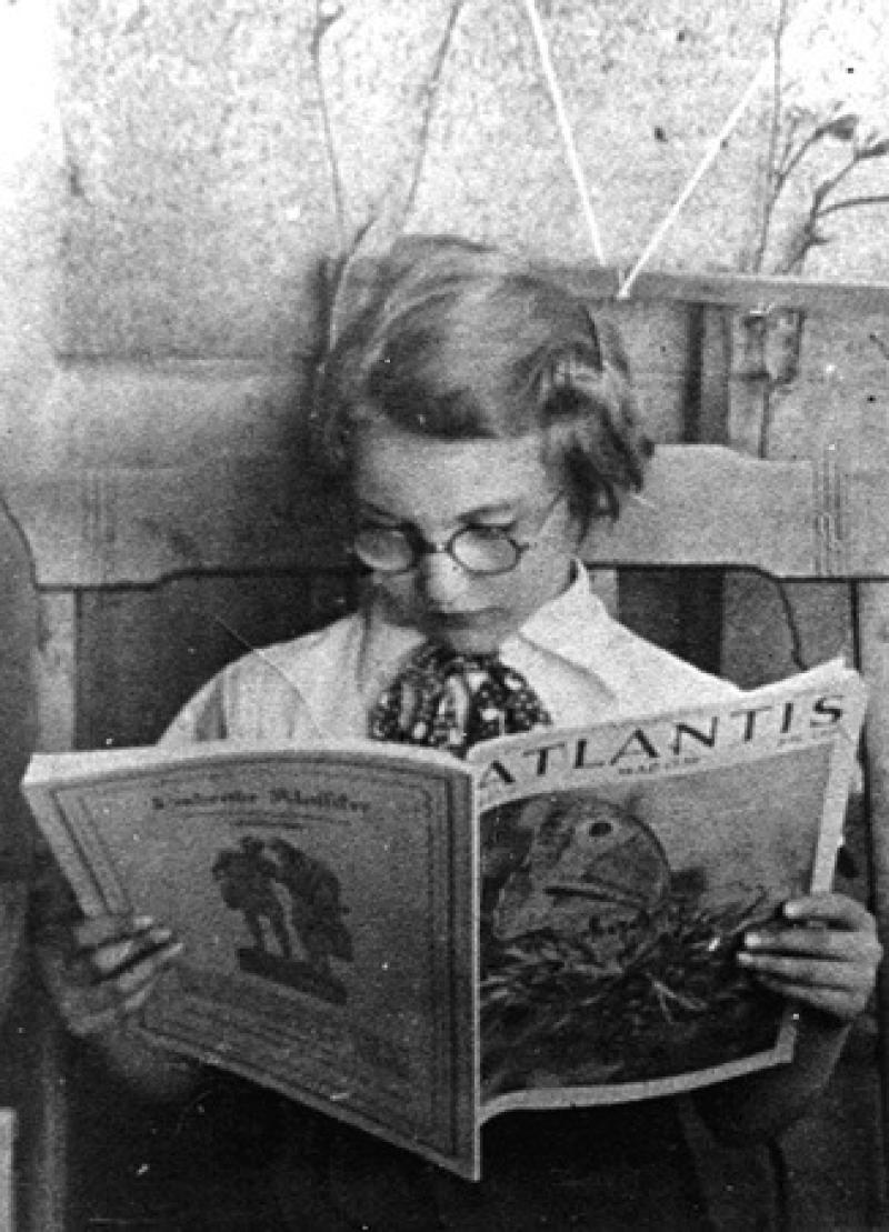 Elisabeth Wolff auf dem Balkon der Familie am Bundesratufer 1, 1934.