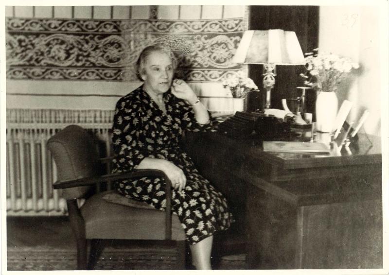 Gertrud Grossmann an ihrem Schreibtisch im Haus Fasanenstrasse 2. Wahrscheinlich Mitte der 1930er Jahre. Foto: Familienbesitz