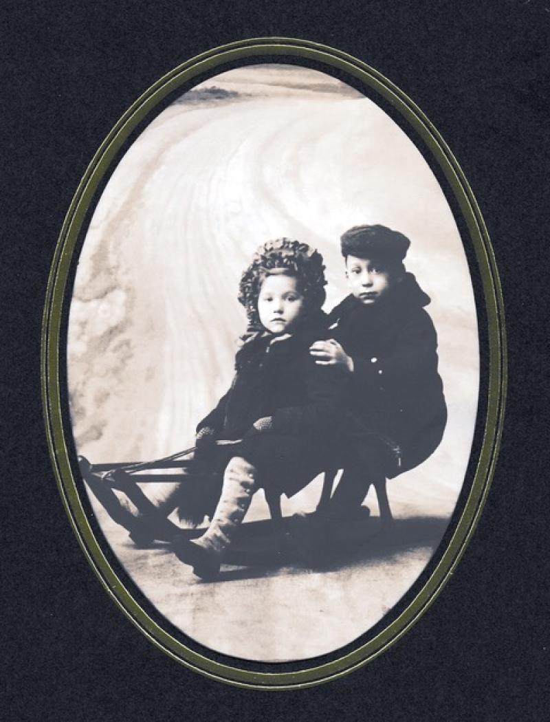  Egon und seine Schwester Edith (Atelierfoto), Foto: Privatbesitz