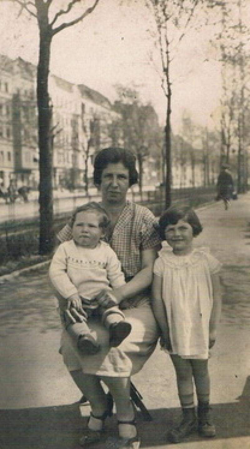 Herbert Aufrecht 1930 mit Mutter und Schwester Margot