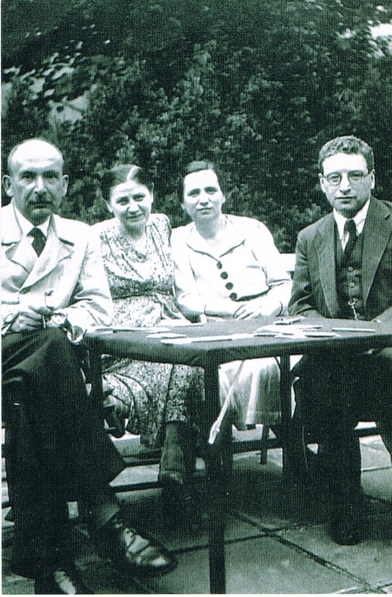 Dr. Richard Lewy-Lingen, die Haushälterin Frau Esch, Marie Lewy-Lingen, Dr. Reinhold Strassmann ca 1940/41.