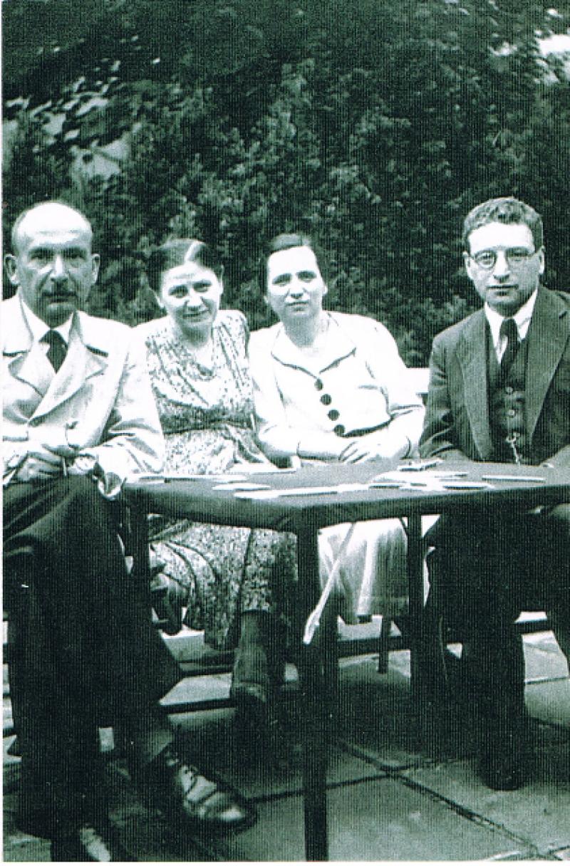 Dr. Richard Lewy-Lingen, die Haushälterin Frau Esch, Marie Lewy-Lingen, Dr. Reinhold Strassmann ca 1940/41.