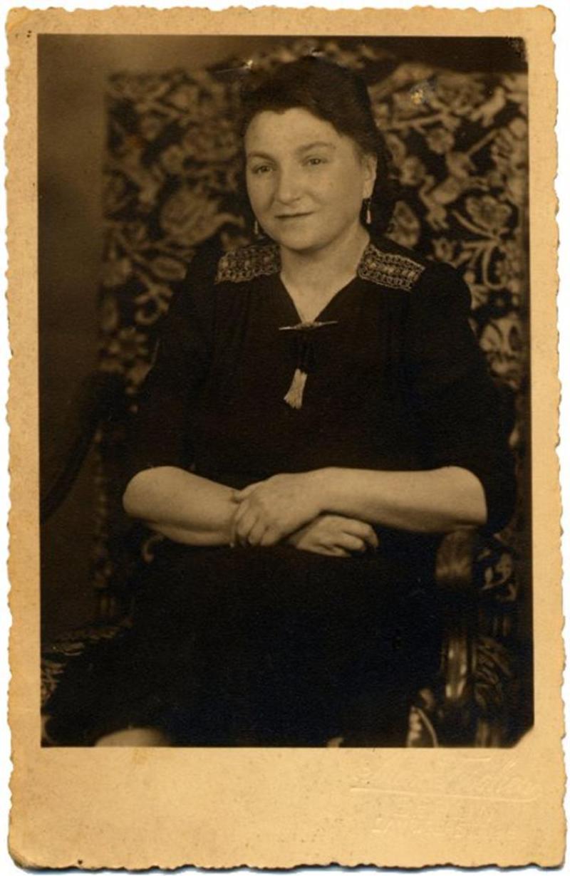 Hedwig Peters im Lehnstuhl, 1948 © Familienbesitz