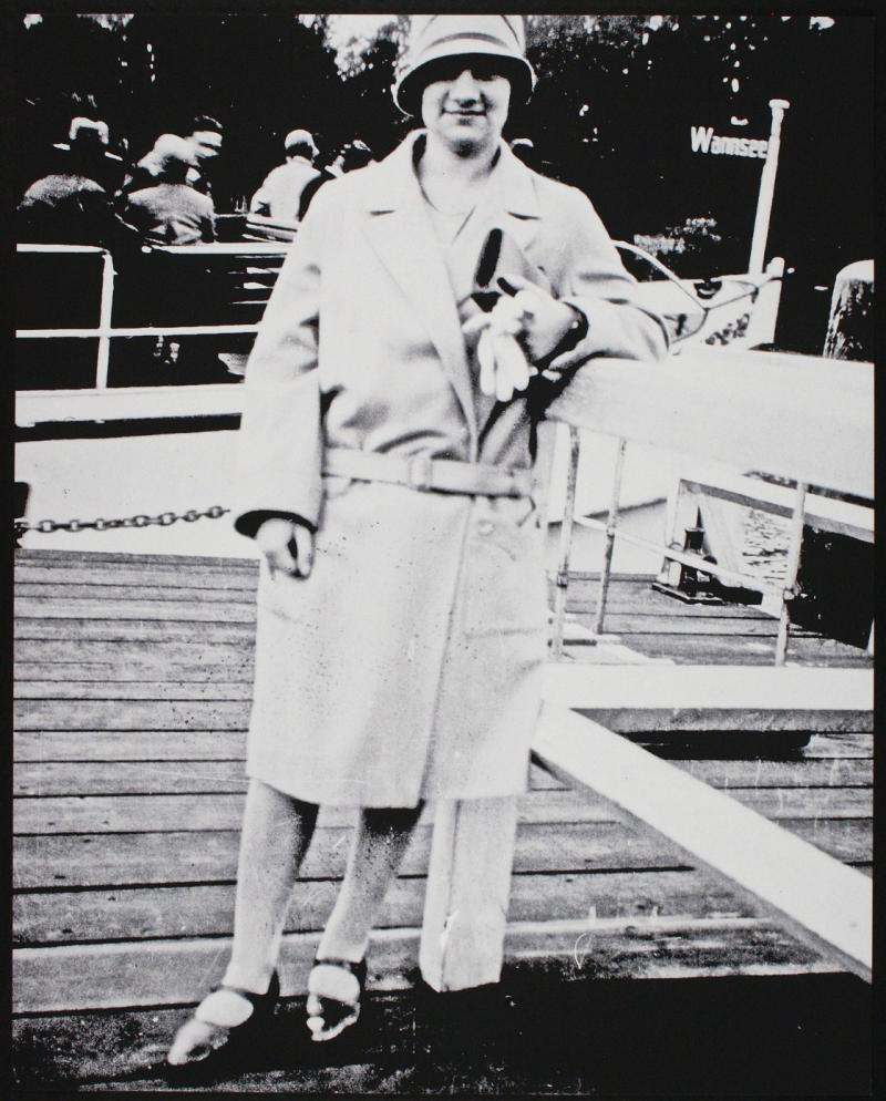 Eva Löwenberger (Lowen) geb. Engel auf einem Bootsanleger in Berlin-Grunewald, September 1928; Jüdisches Museum Berlin, Inv.-Nr. 2012/127/54, Schenkung von Janice Lowen Agee