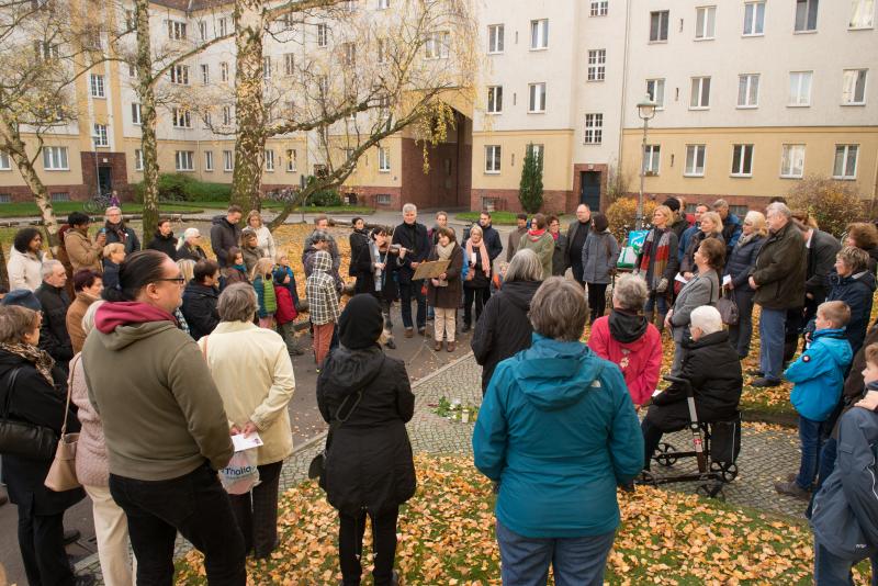 Zahlreiche Menschen nehmen an der Verlegung teil