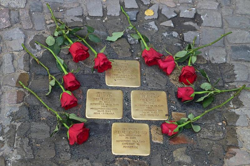 Stolpersteine für Amalie, Gertrud und Elisabeth Rotherosen und Helene Schönfeld , Foto © P. Gutsche