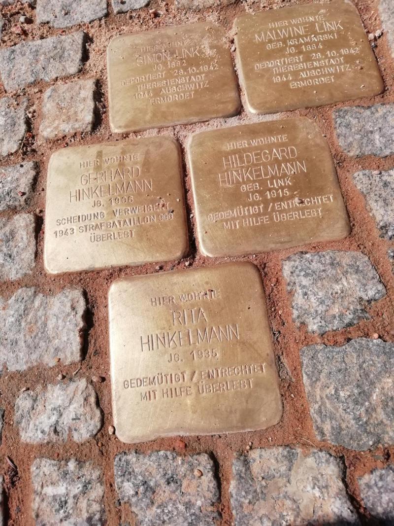 Stolpersteine vor dem Haus Schieritzstraße 34, Foto © A. Dueerkopp