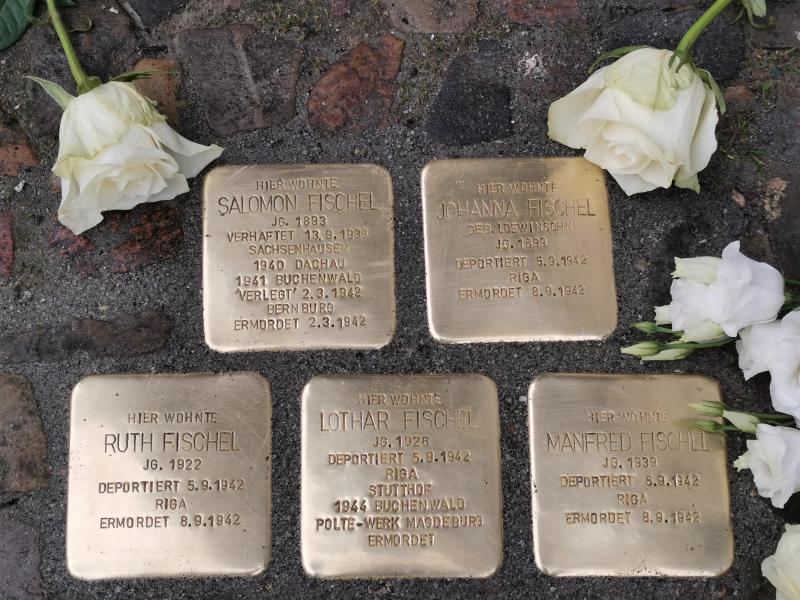 Stolpersteine für Salomon, Johanna, Ruth, Lothar und Manfred Fischel, Foto © P. Gutsche