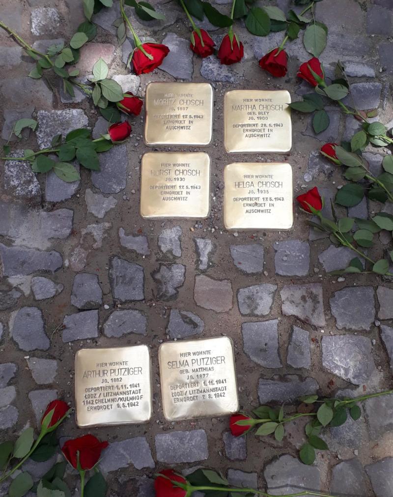Stolpersteine für Moritz, Martha, Horst und Helga Chosch und Arthur und Selma Putziger, Foto © P. Gutsche
