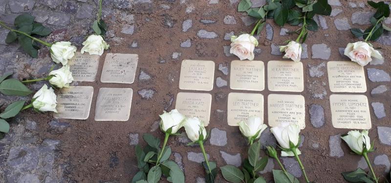 Stolpersteine vor dem Haus Kastanienallee 74. Foto © P. Gutsche