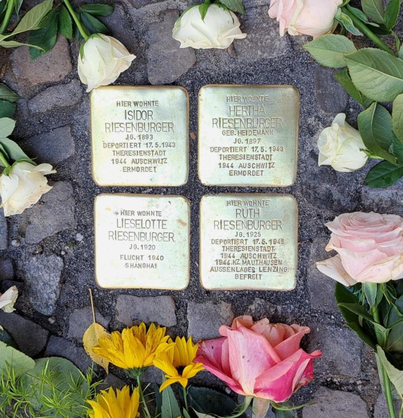Stolpersteine für Isidor, Hertha, Lieselotte und Ruth Riesenburger © P. Gutsche
