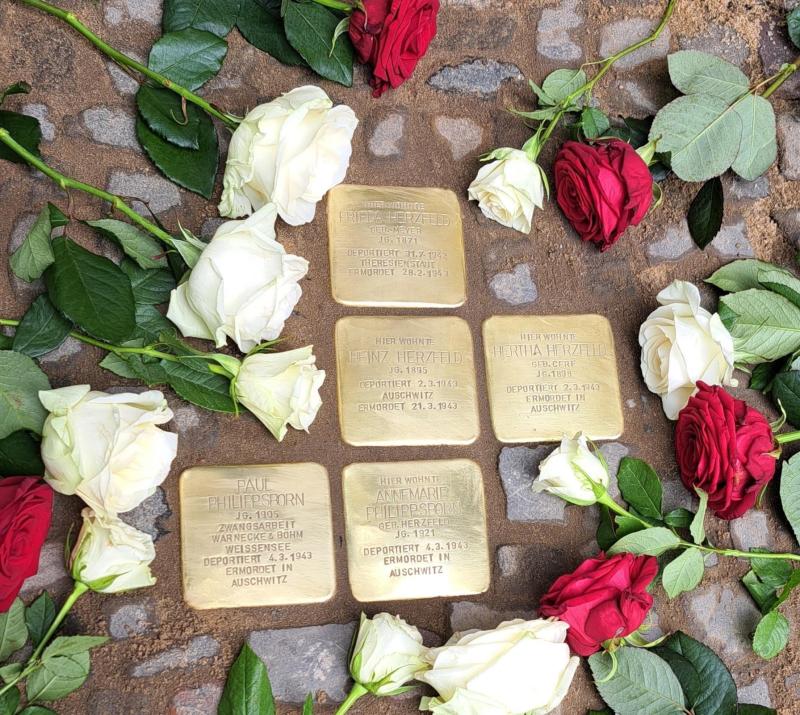 Stolpersteine für Frieda, Heinz und Hertha Herzfeld und Paul und Annemarie Philippsborn, Foto © P. Gutsche