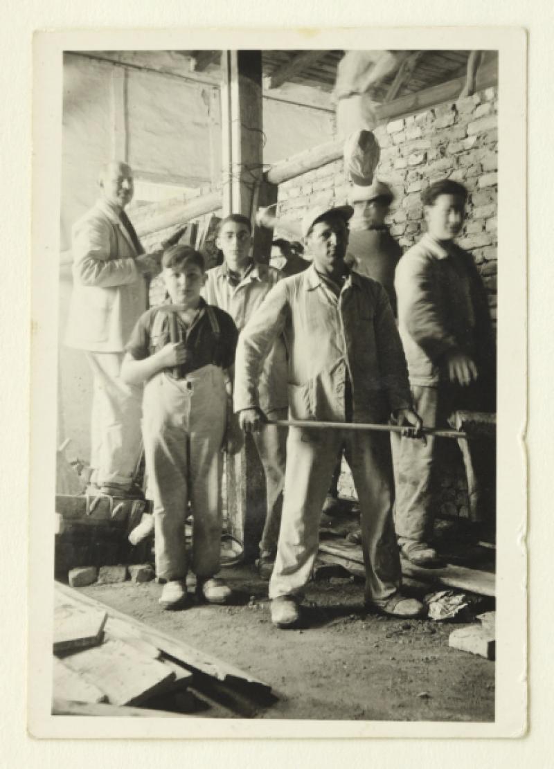 Willy Holz im Vordergrund © JMB, Schenkung von Leonie und Walter Frankenstein