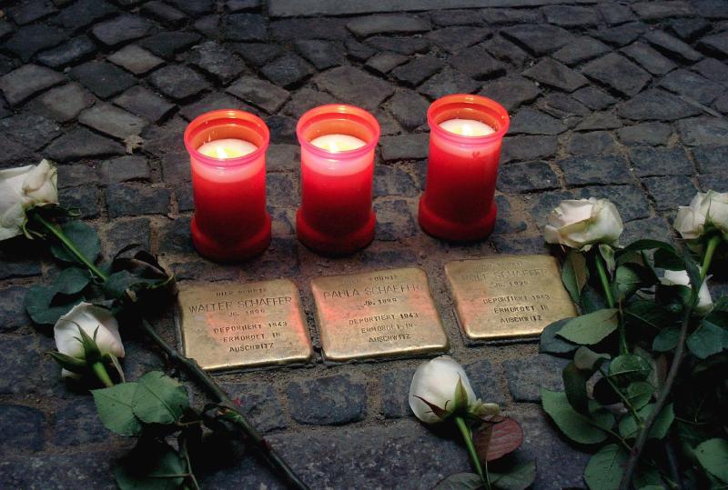 Stolpersteine für Walter, Paula und Rolf Schaefer