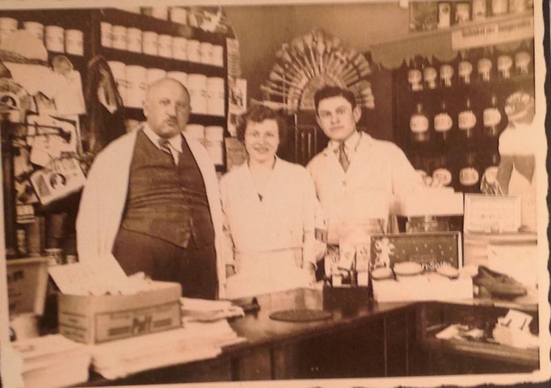 Leo Cohn mit Rosette und deren Bruder Leopold in seiner Drogerie © Familienbesitz