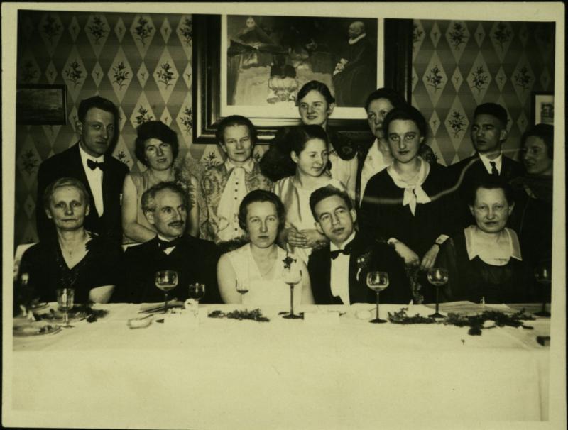 Hochzeit von Gertrud geb. Sonnenstuhl und Alfons Gerson, rechts im Bild Margarete Gerson, Dezember 1928 (Familienbesitz)