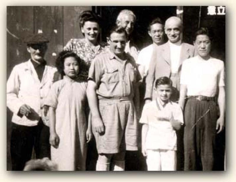 Max Freiberg im Ghetto in Shanghai, rechts außen mit Kappe, 1946  (c) The Yiddish Radio Project