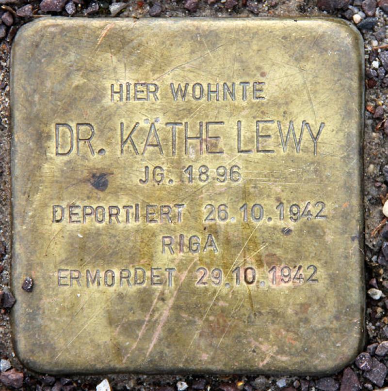 Stolperstein für Dr. Käthe Lewy.