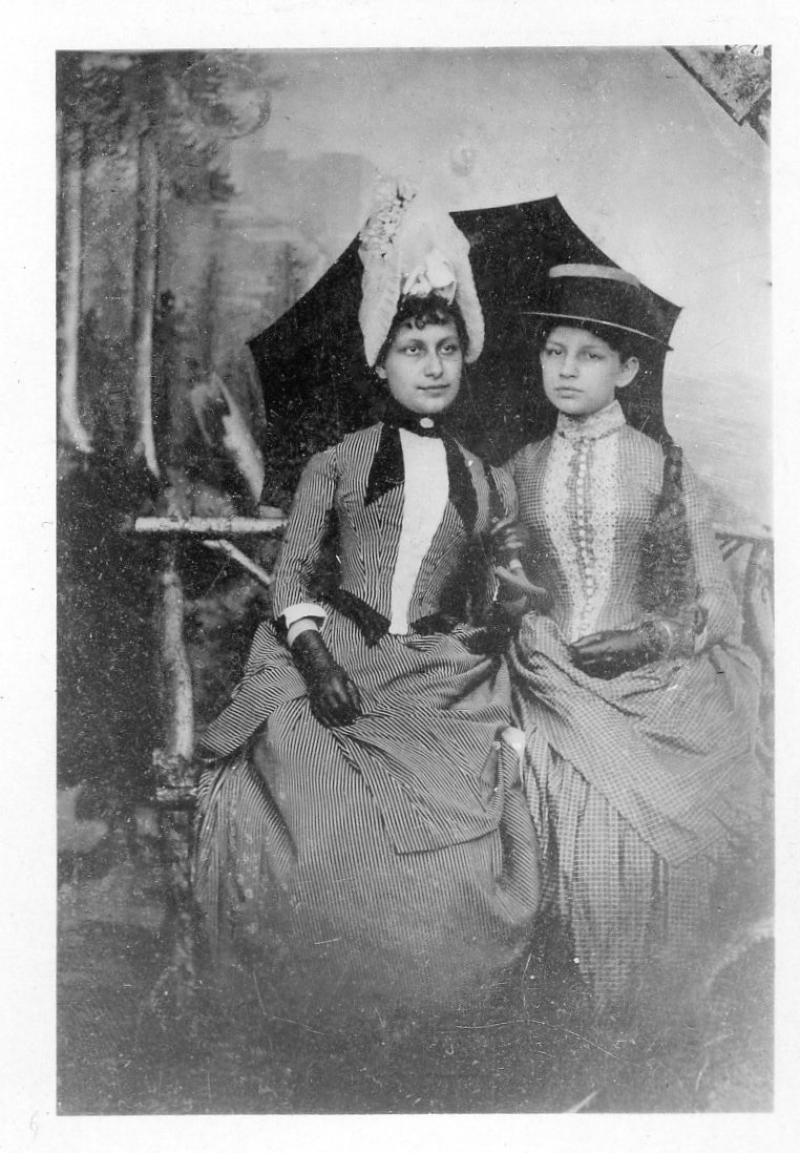 Helene Goldberg (links) mit ihrer Schwester Olga