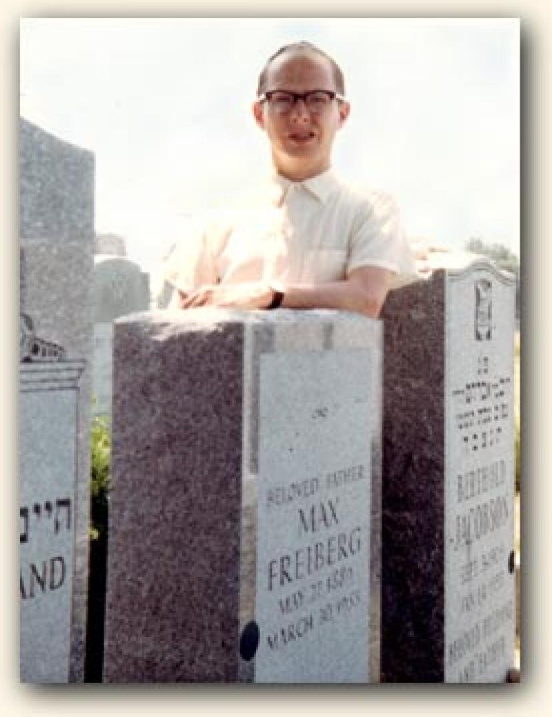 Siegbert Freiberg am Grab seines Vaters Max in New York (c) The Yiddish Radio Project