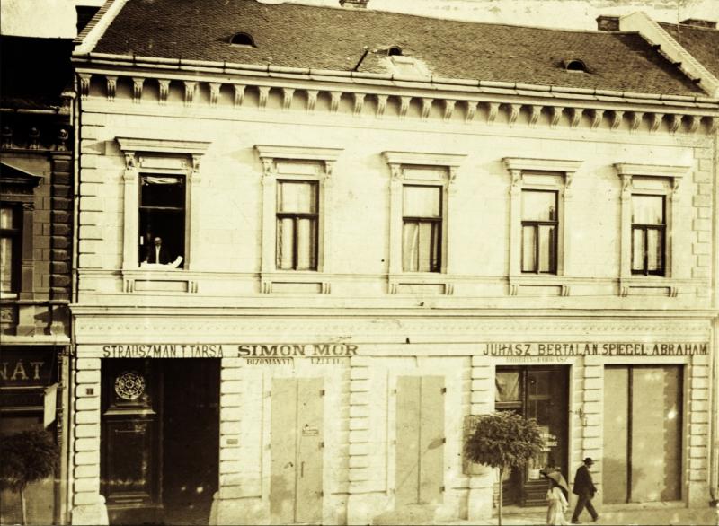 Rechts der Laden von Abraham Spiegel in Miscolc. Foto privat