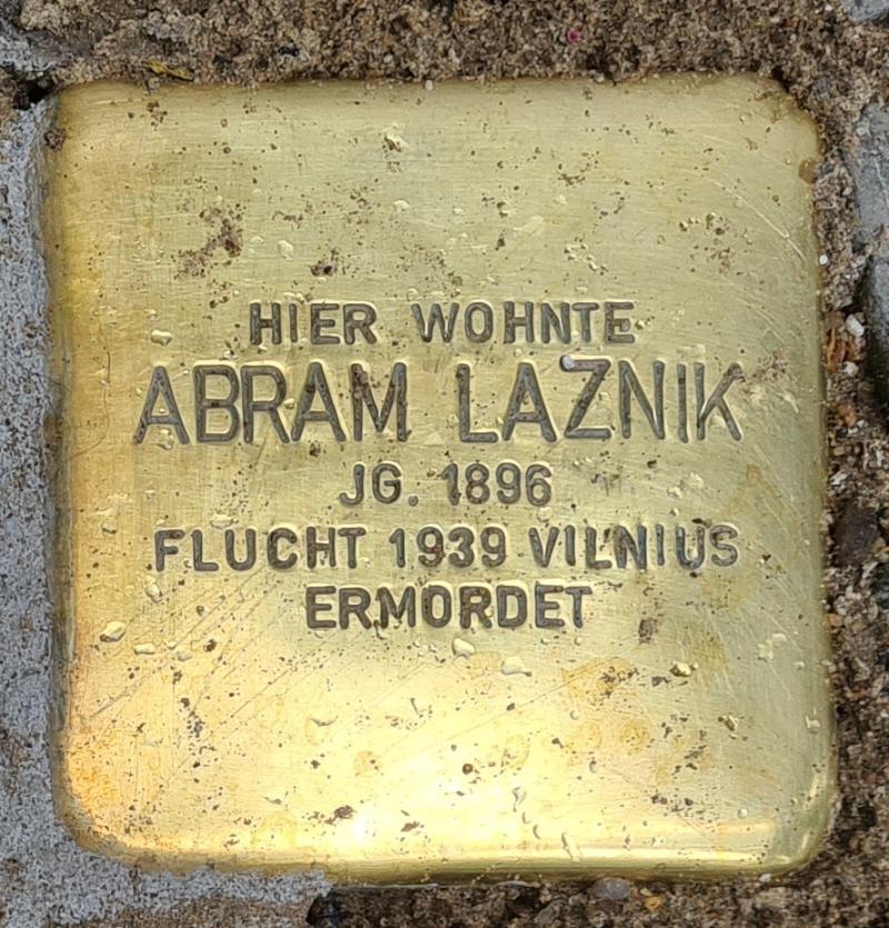 Quadratische Messingplatte mit der Inschrift: Hier wohnte Abram Laznik, JG.1896,  Flucht 1939 Vilnius, ermordet