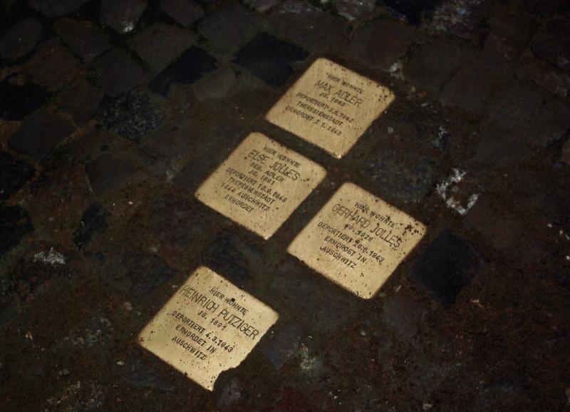 Stolpersteine in der Sanderstraße 20. Foto: Simon