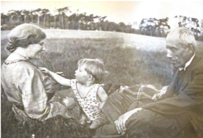Alice und Richard Hohenemser mit ihrem Enkel Christoph, etwa 1938 © Familienbesitz