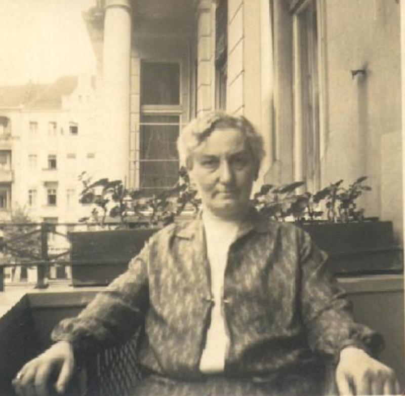 Anna Aaron auf dem Balkon Kulmbacher Straße 7 (1929)