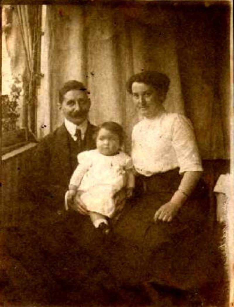 Anna und Willy Aaron mit ihrer Tochter Hannah (1912)