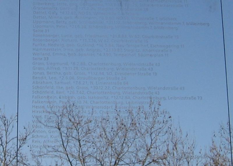 Leo Bendits Name auf der Spiegelwand auf dem Steglitzer Hermann-Ehlers-Platz. Die 10 Meter lange Wand wurde 1994 zum Gedenken an Berliner Juden errichtet, die zwischen 1941 und 1945 deportiert wurden.