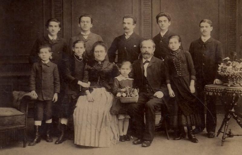 Familie Baswitz: Margarethe Baswitz (verh. Weisstein) ist das Mädchen links, das Mädchen in der Mitte ist Gertrude Baswitz (verh. Stern), das Mädchen rechts Elsbeth Baswitz (verh. Gottgetreu). Fotorechte: Familienbesitz