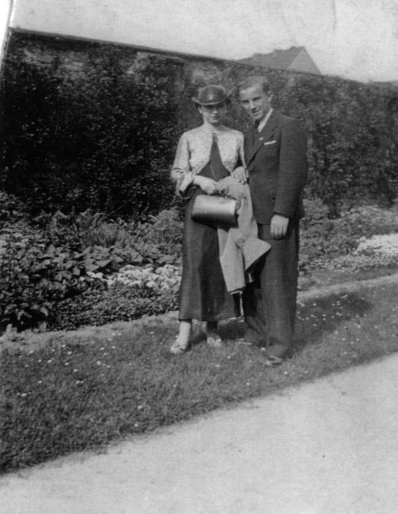 Hans Behrendt mit seiner Schwester Margarete Schilling, geb. Behrendt, bei einem Spaziergang in Berlin, 1939