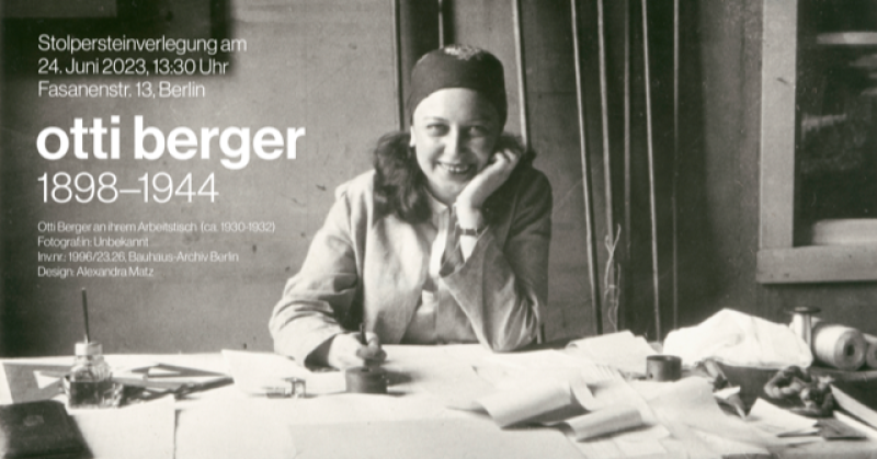 Plakat zur Verlegung. Gestaltung Alexandra Matz. Otti Berger an ihrem Arbeitstisch (Aufnahme ca. 1930-1932). Inv.nr. 199623.26. © Bauhaus-Archiv Berlin