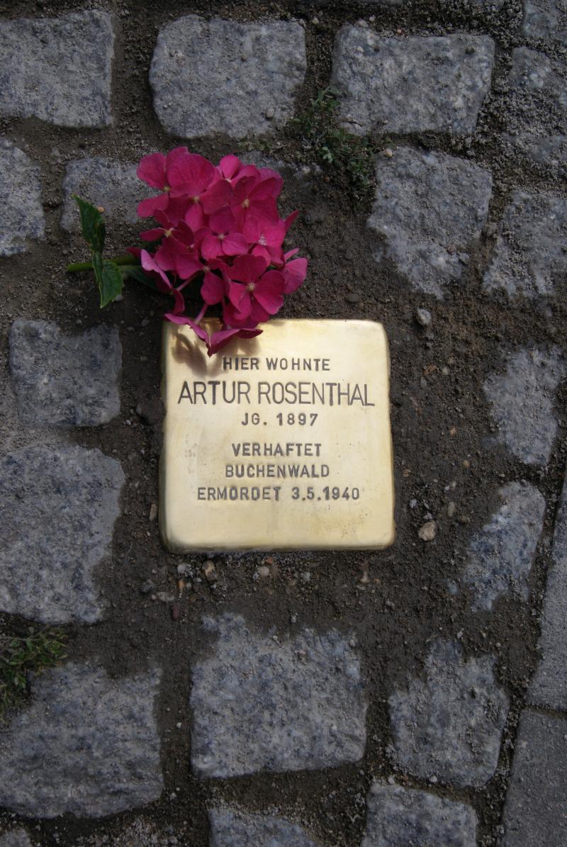 Stolperstein für Artur Rosenthal. Fotorechte: Familienbesitz.
