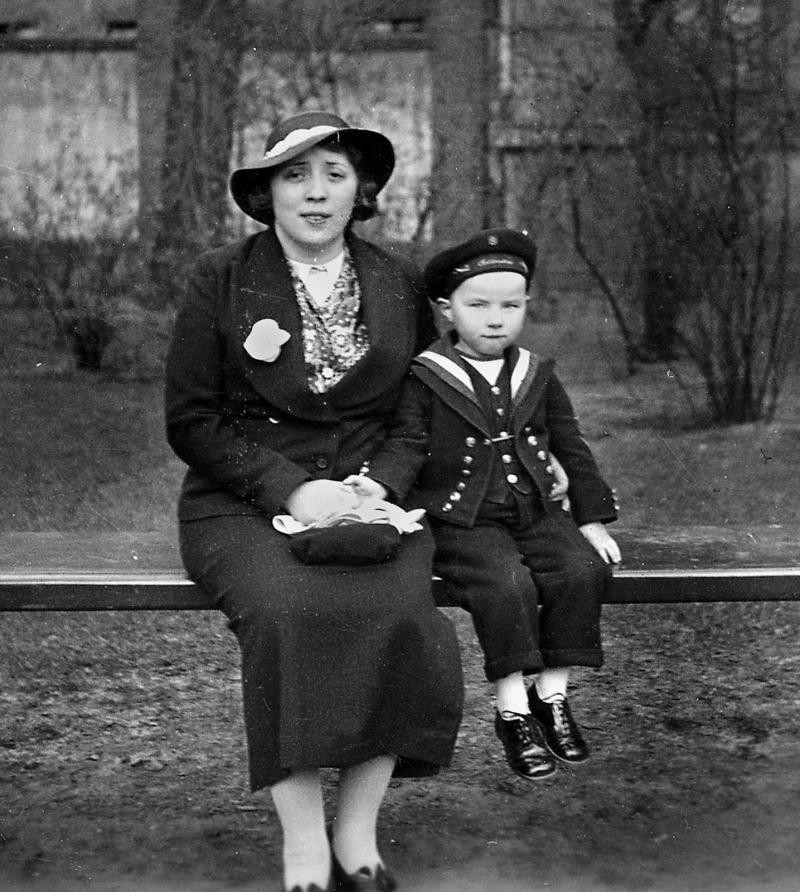 Alice Rönnekamp mit ihrem Adoptivsohn Horst, 1931