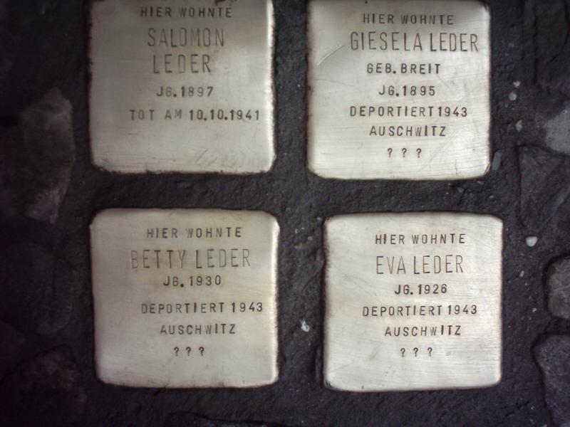 Stolpersteine für Salomon, Gisela, Betty und Eva Leder