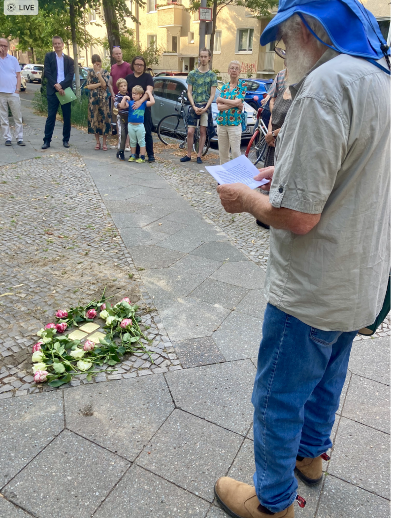 Der Sohn von Bianca sagt ein Gebet bei der Gedenkfeier