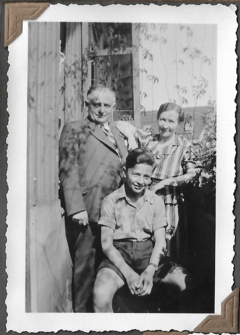 1936, Berlin: Edgar Lax als 13-Jähriger mit seinen Eltern Jacob und Amalie auf dem Balkon ihrer Wohnung in der Zimmerstraße 48. Foto privat/Familie Lax