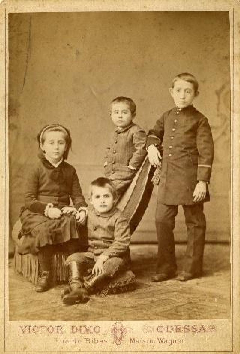 Alexander Blüger (rechts) mit seinen Geschwistern in Odessa