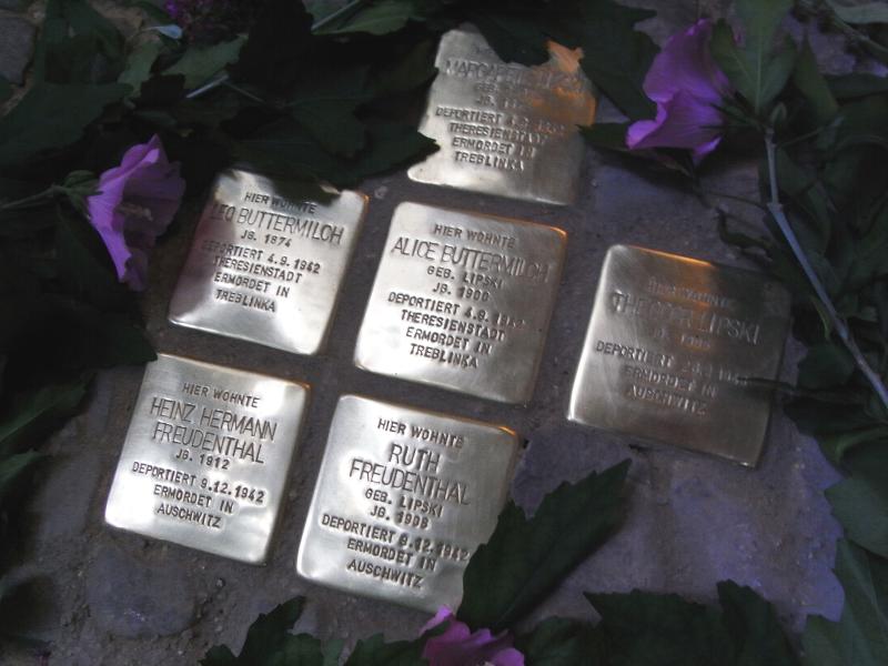 Stolpersteine für Margarete und Theodor Lipski, Alice und Leo Buttermilch, Heinz Hermann und Ruth Freudenthal.