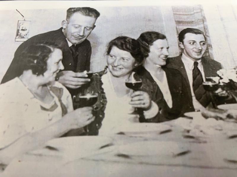 Alfred Braun (2.v.l.) mit seiner Familie, Ende 1930er Jahre © Privatbesitz