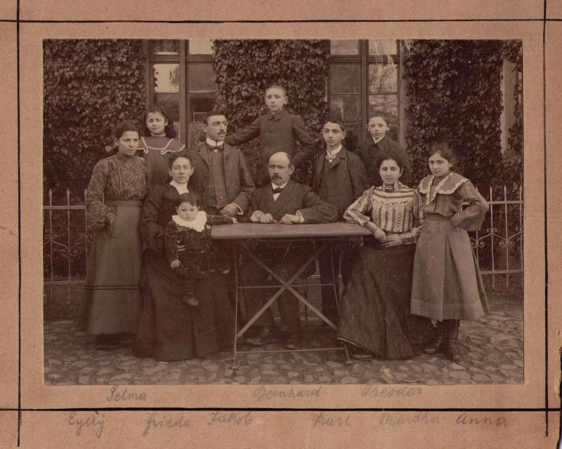 Bernhard Philipp Braunhart (Mitte) mit Eltern und Geschwistern in Schubin