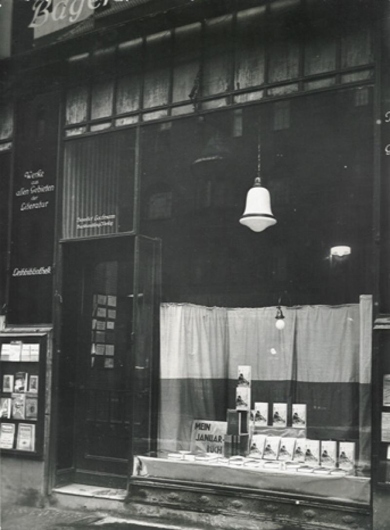 Buchladen Benedict Lachmann am Bayerischen Platz 13-14 in den 1920er Jahren. Foto: Photothek, Belle-Alliance-Straße 82, Berlin SW 61