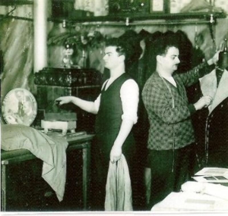 Erich (re.) mit Herbert in ihrer Schneiderei in Berlin-Neukölln