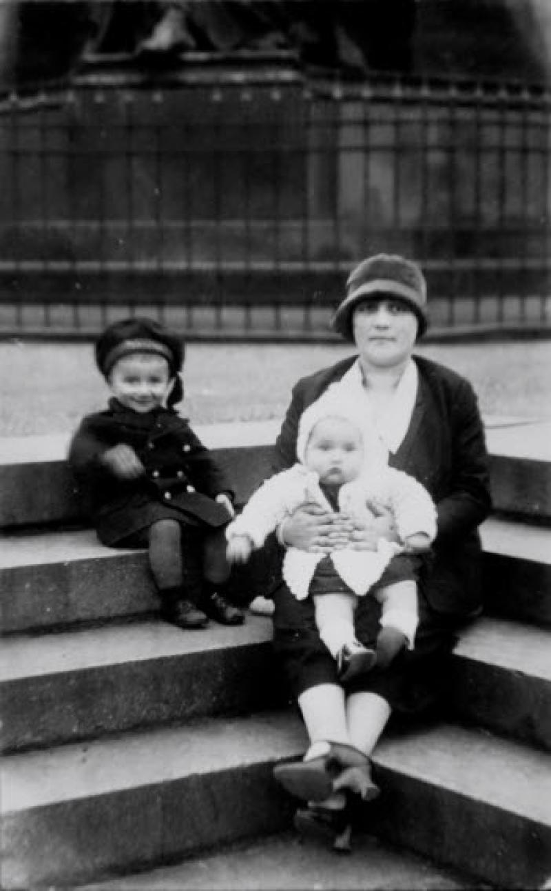Chaja Singer mit ihren beiden Kindern Edwin und Stefanie in Berlin, etwa 1927
