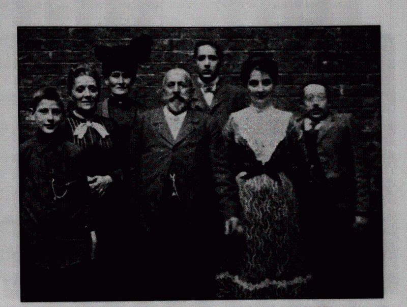 Fotografie von Georg Samolewitz ( rechts im Bild) und seine Frau Rosalie, in der Mitte Moritz Samolewitz, rechts daneben seiner Frau Rahel. Bildrechte: Mit freundlicher Genehmigung des Leo Baeck Institute, New York.