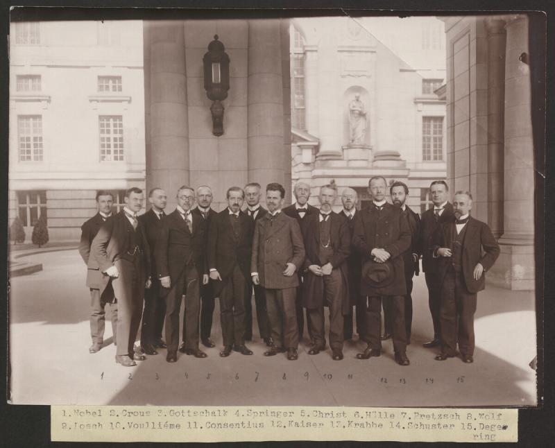 Gruppenfoto von Mitarbeitern der Preußischen Staatsbibliothek, 1925, darunter Walter Gottschalk (3. von links) © SBB-PK