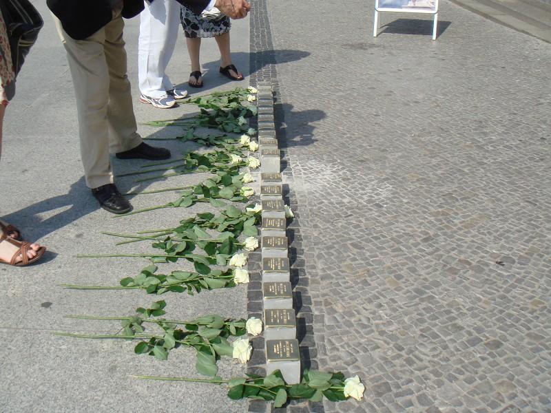 Verlegung der Stolpersteine vor der Humboldt-Universität Berlin, Unter den Linden 6.